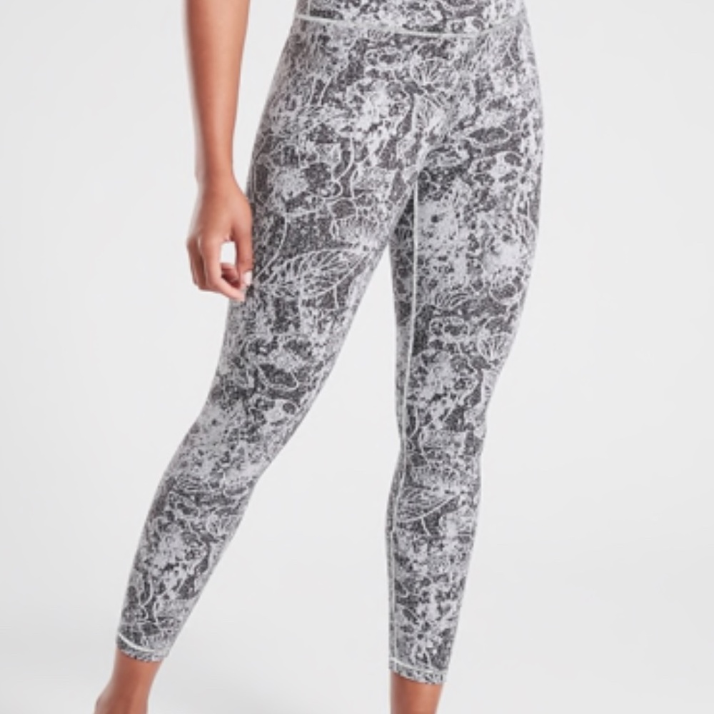 Like new Athleta Elation Graffiti 7/8 leggings L 511165